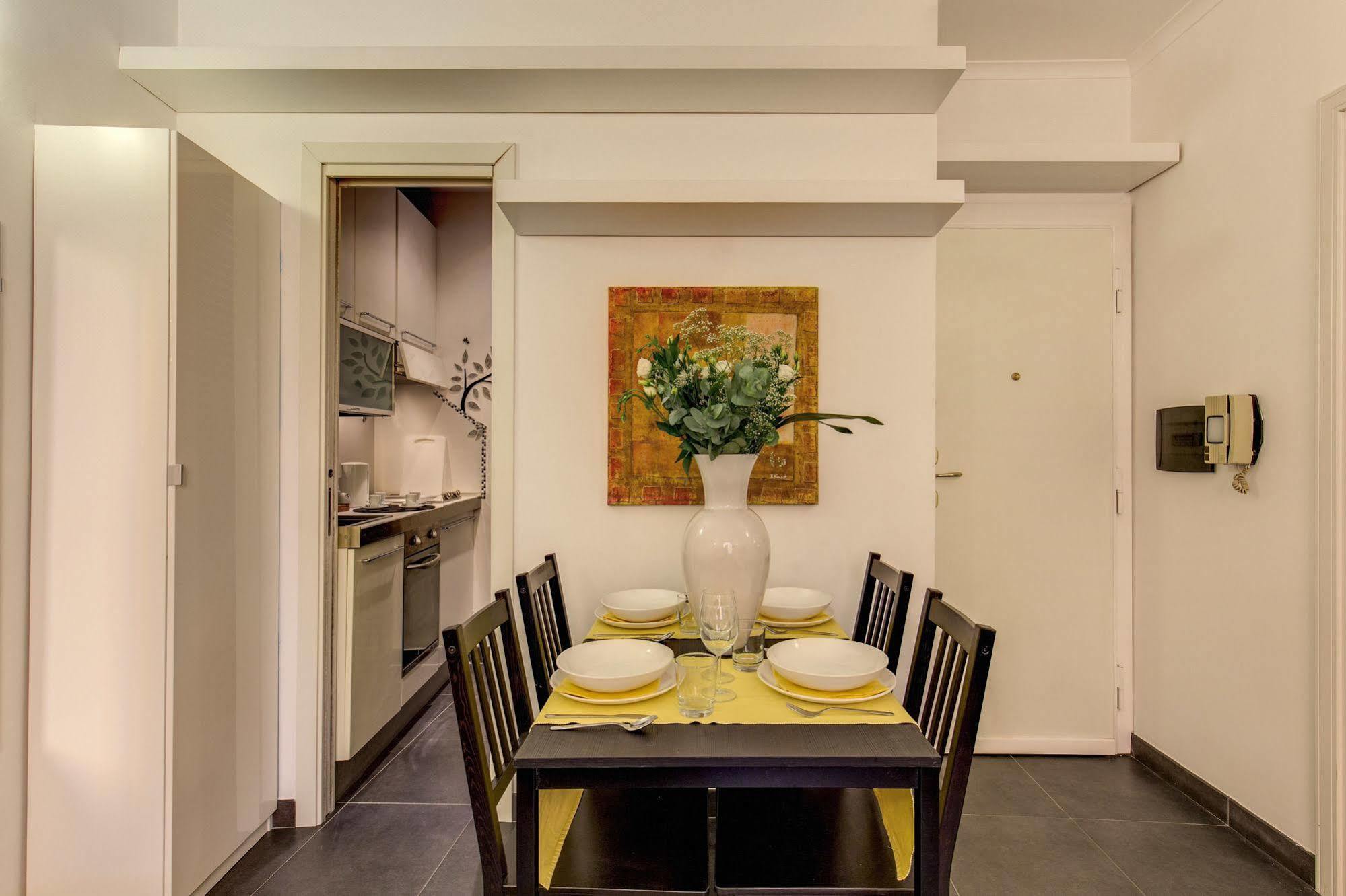Elegant Apartment Behind The Colosseum Roma Exterior foto